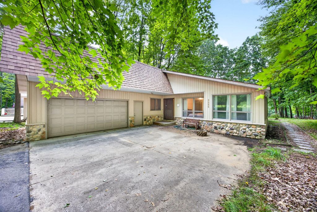 9855 Golf Port Drive N, Austin township
