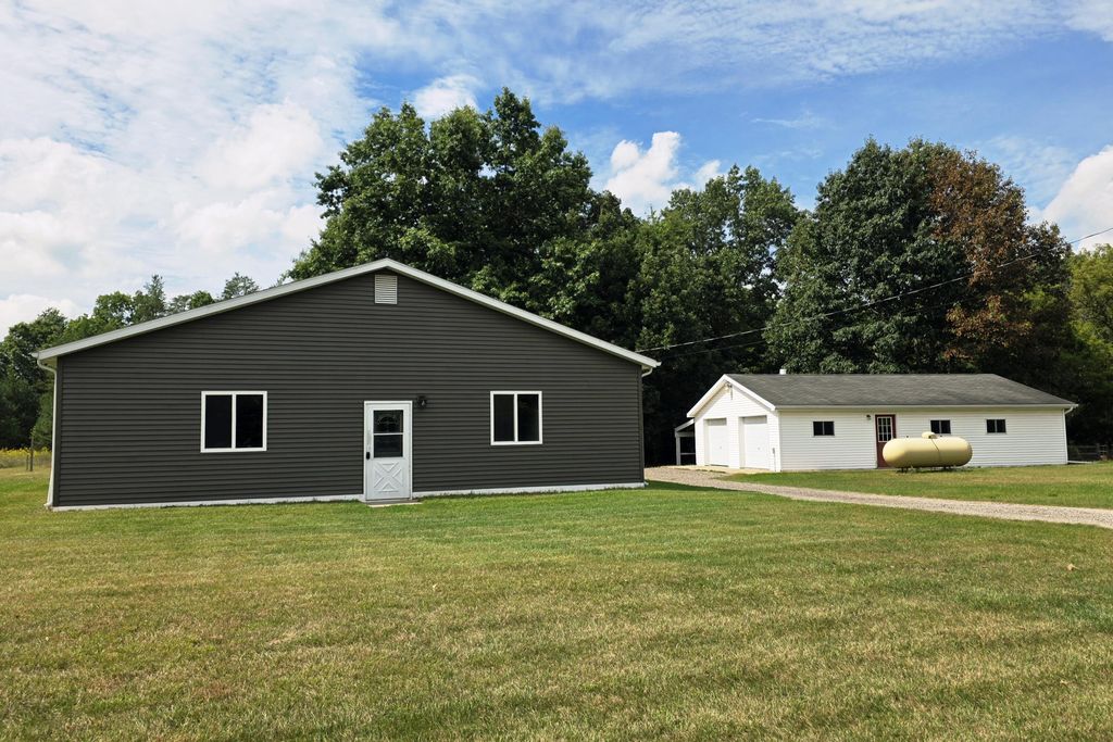 828 S Wicker Road Se, Evergreen township