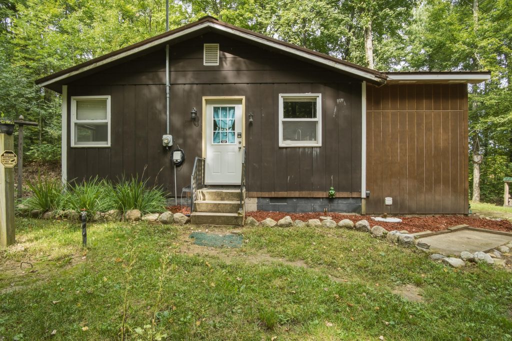 6504 E 12th Street, White Cloud