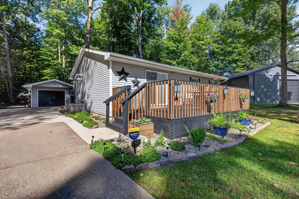 6633 Birchshore Drive, Lakeview