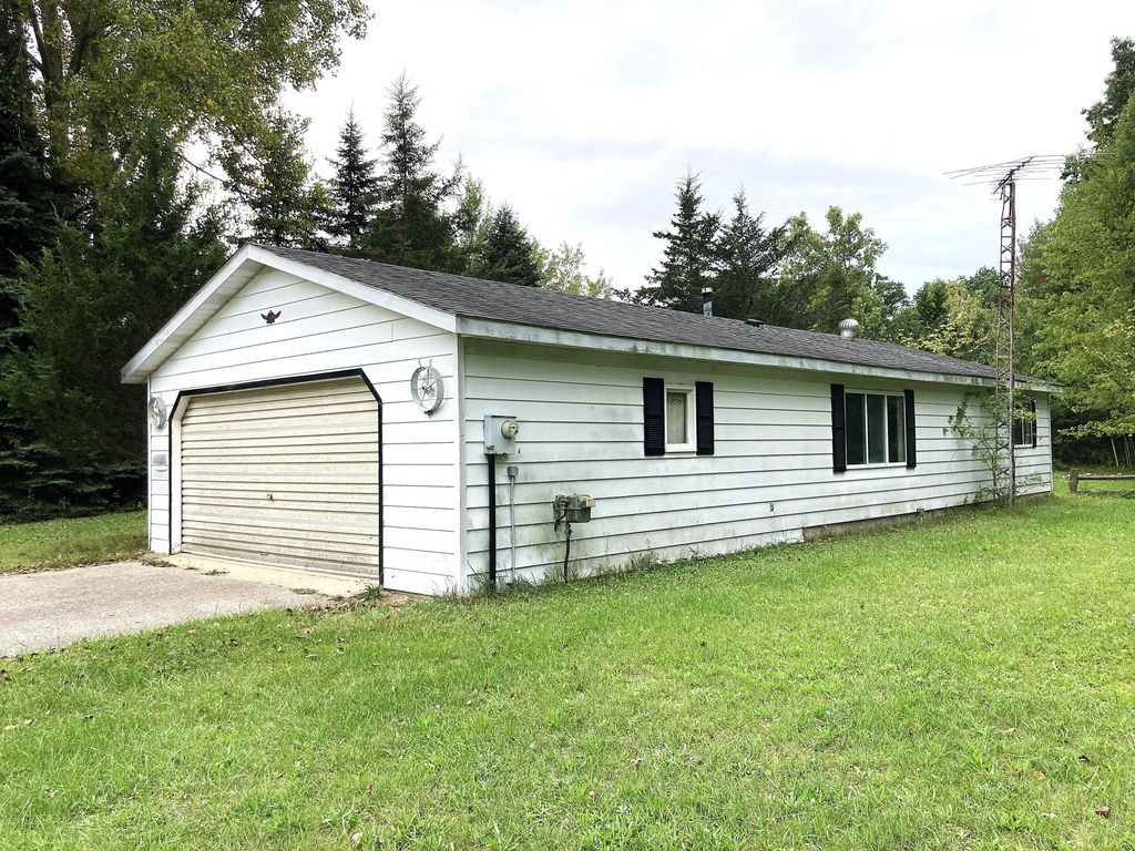 9323 Eva Drive, Crystal