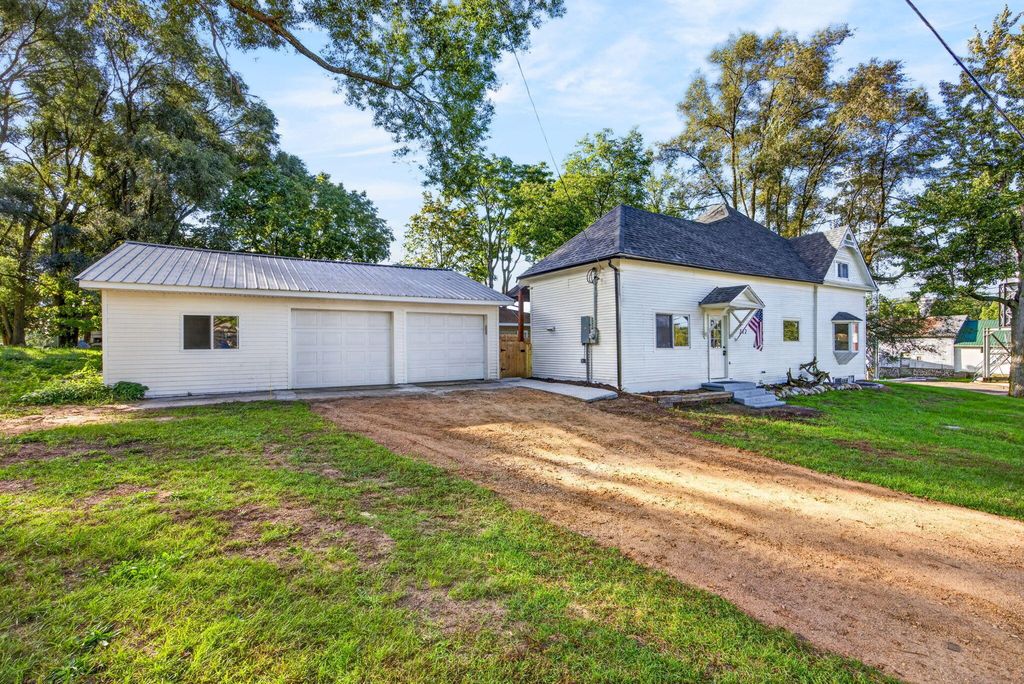 212 E 2nd Street, Trufant