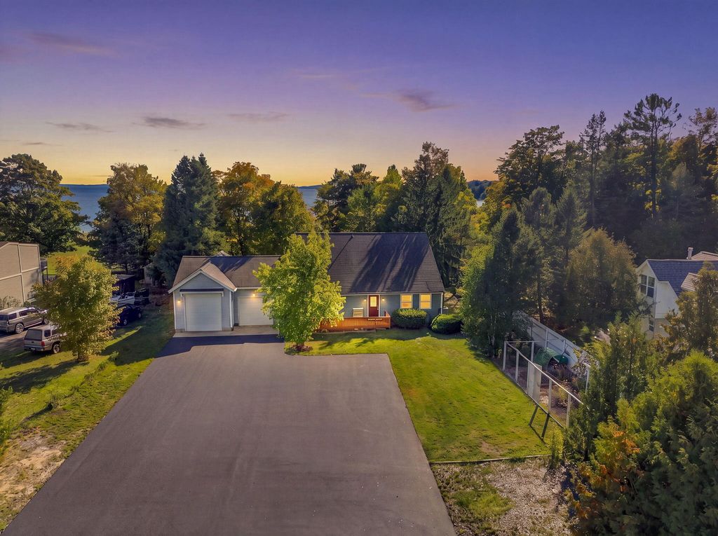 13062 N Isthmus Road, Omena