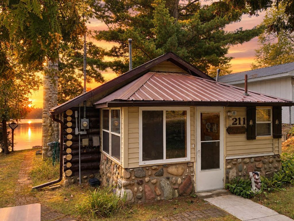 211 N Coolidge Avenue, Six Lakes