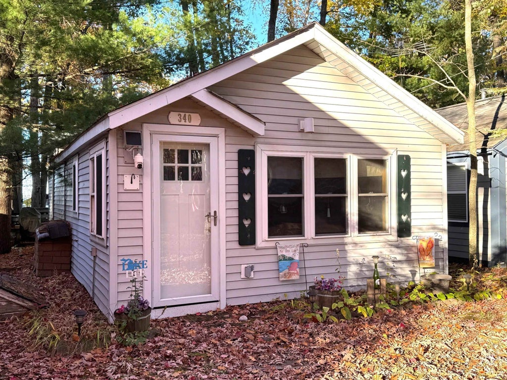 340 Lone Pine, Lyon township