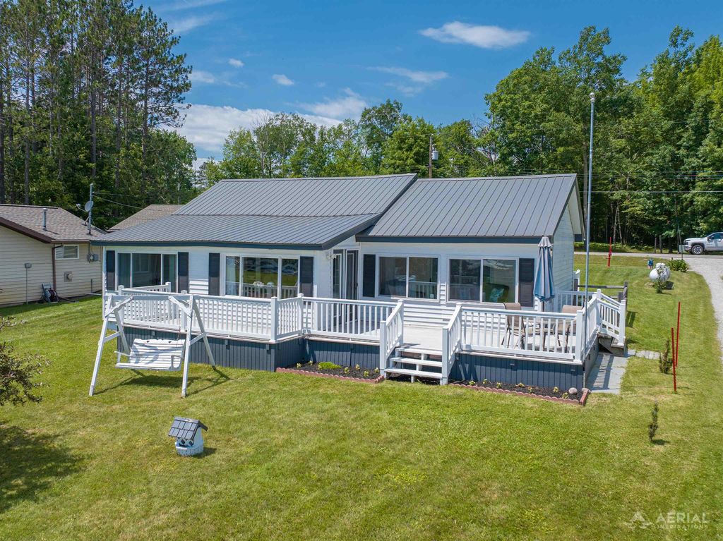 8483 Lakeview, Hale
