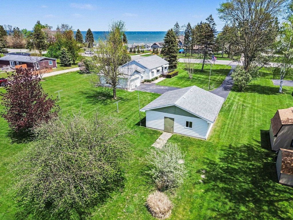 1921 N Huron Rd, Whitney township
