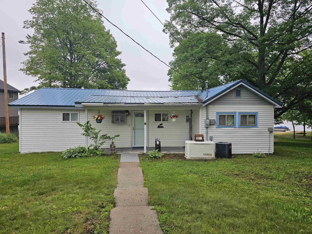 662 N Lakeview, Hill township