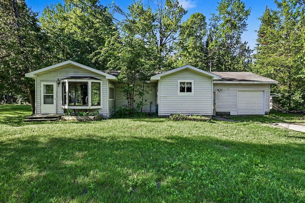 7579 Hillsdale Dr, Plainfield township