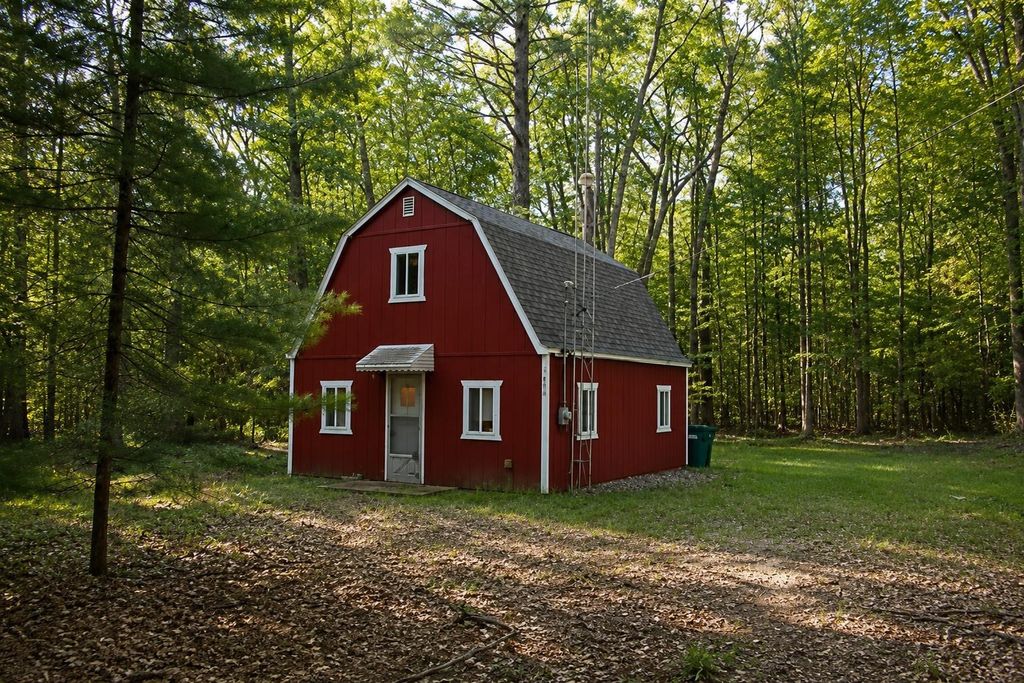 2425 Cora, Mills township