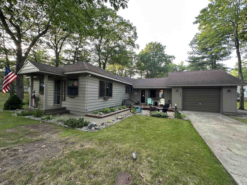 5437 E 8th, Sims township