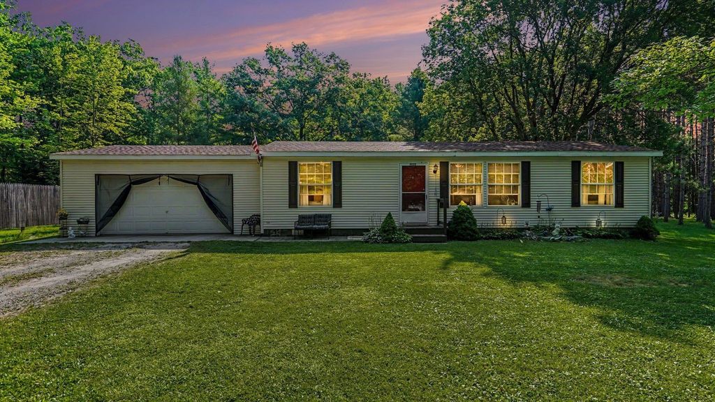 1126 Schemp Rd, Hill township