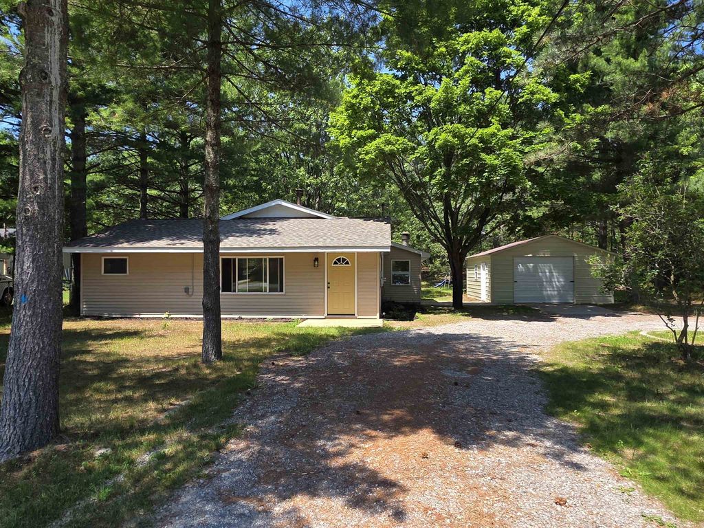 1137 Wintergreen, Baldwin township
