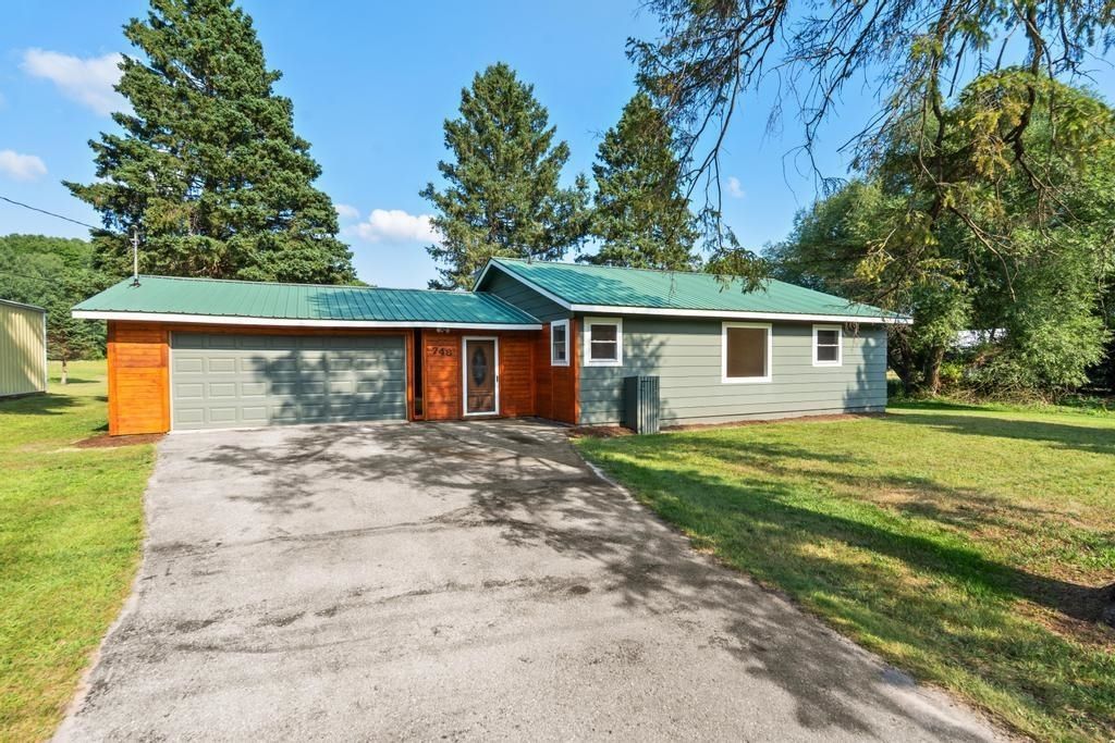 748 7th, South Arm township
