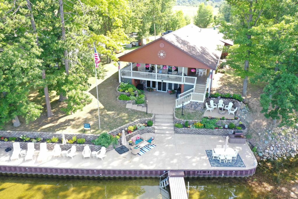 2753 E Ridge, Hill township
