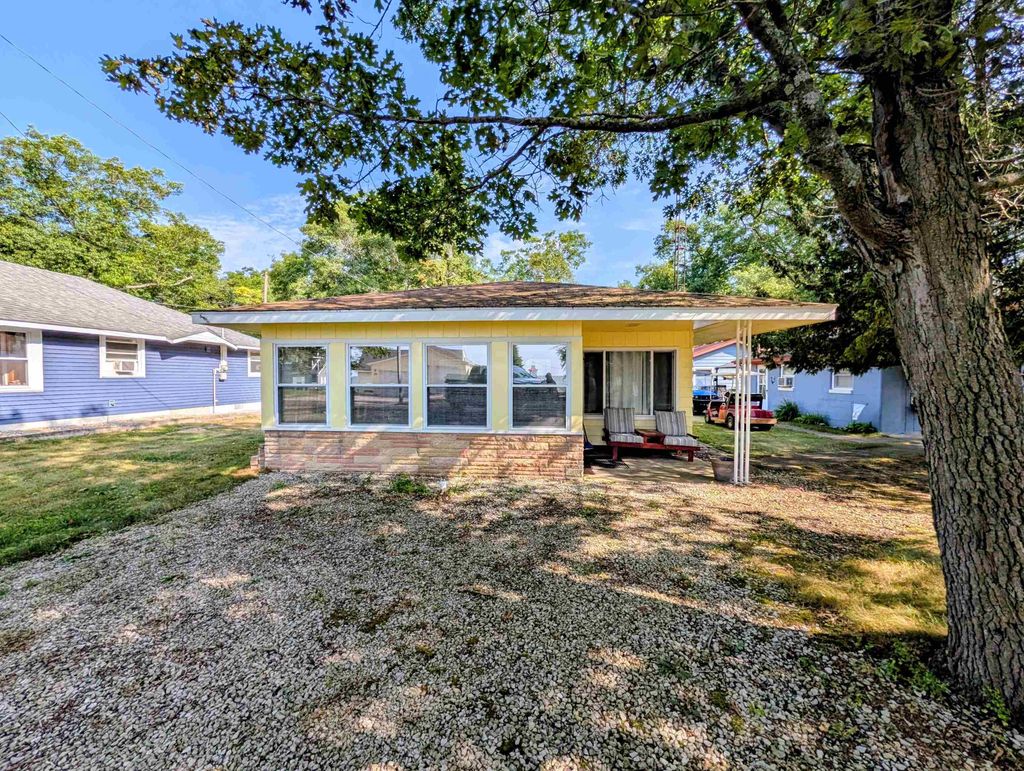 4953 E Center, Sims township
