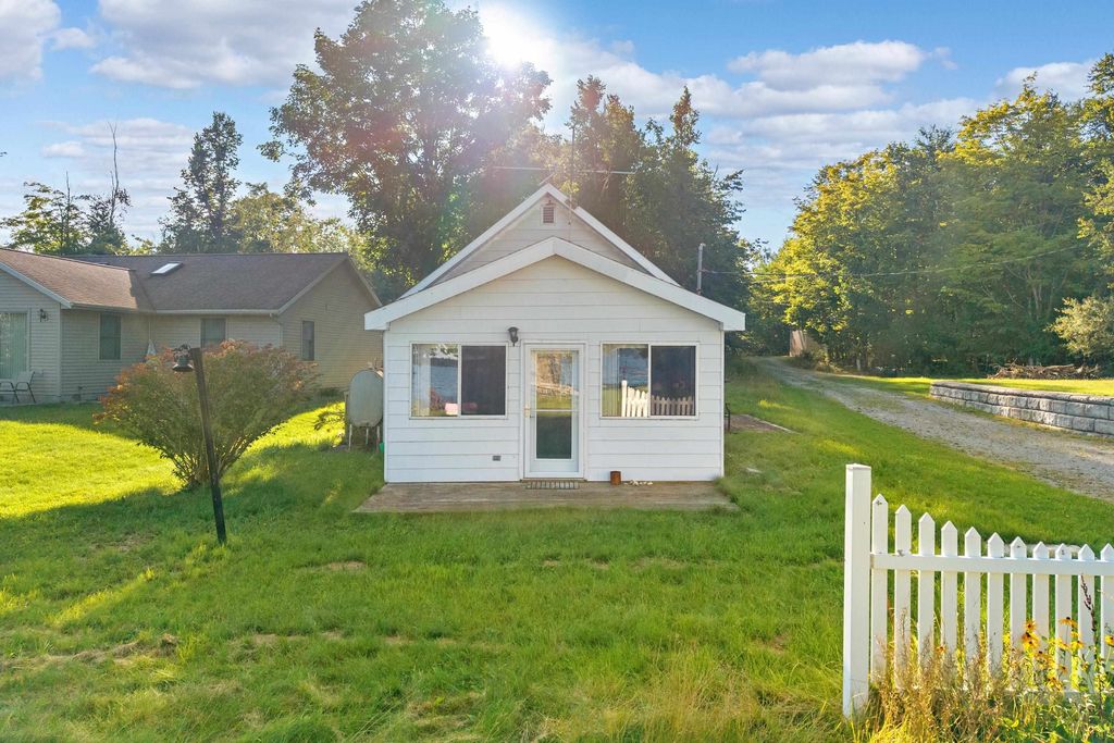 17131 Paradise Cove, Presque Isle township
