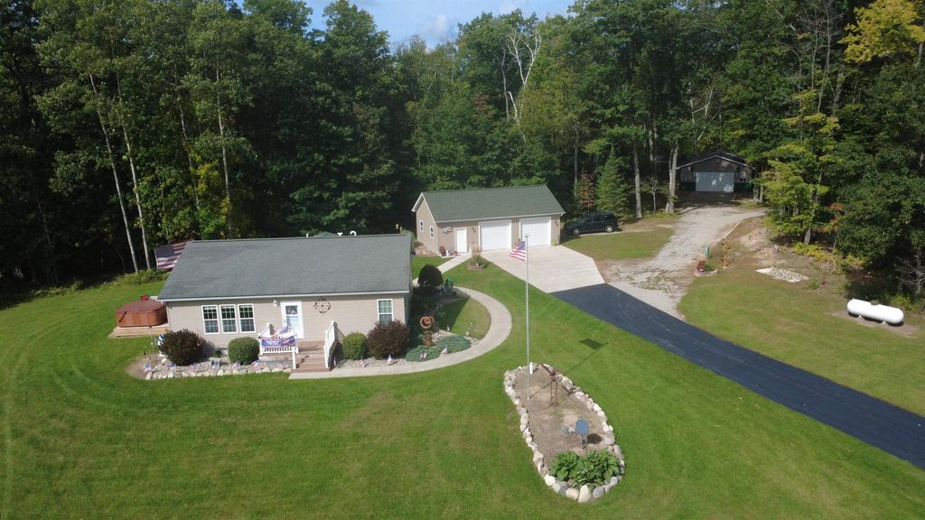 797 Kenyon, Hill township