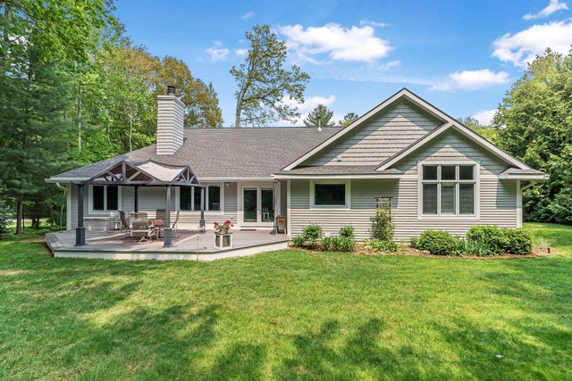 9111 Settlers, Long Lake township