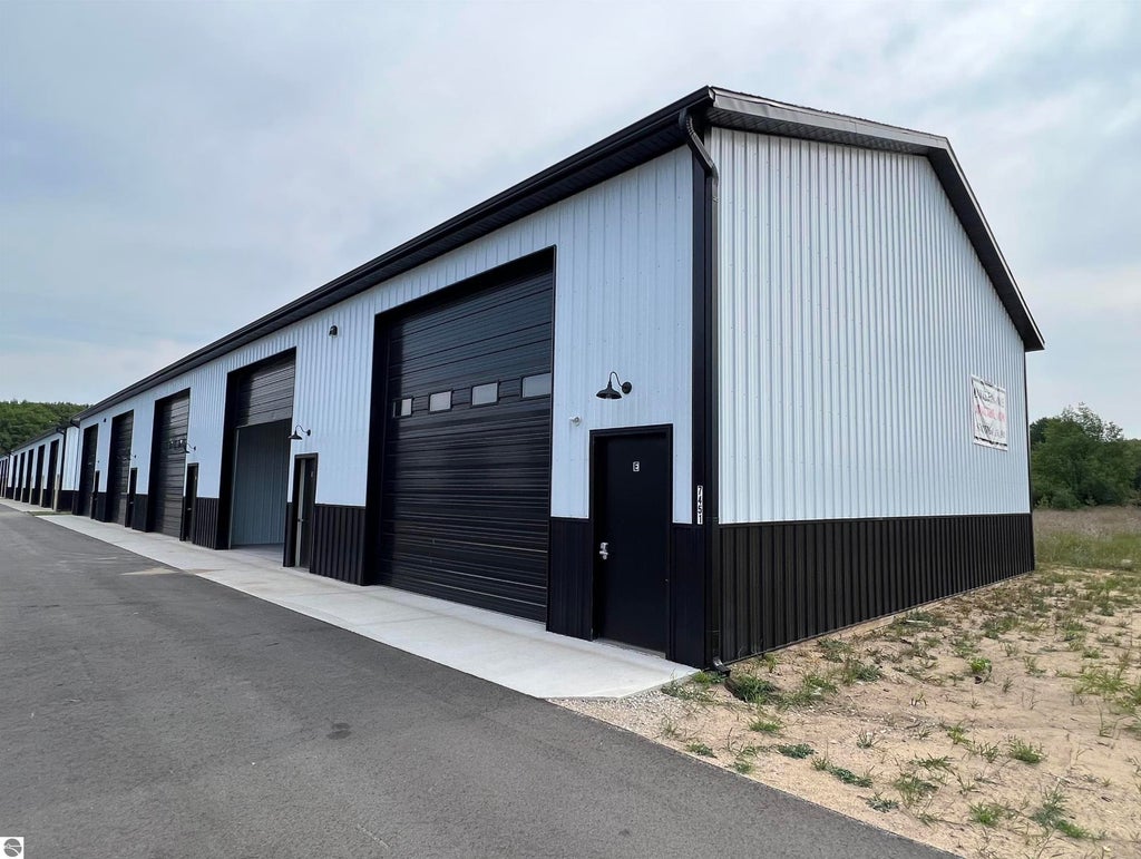 7450 Glendale, Custer township