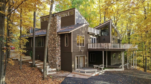6211 Eagles Nest, Custer township