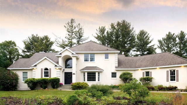 624 White Pine Dr, Cherry Grove township