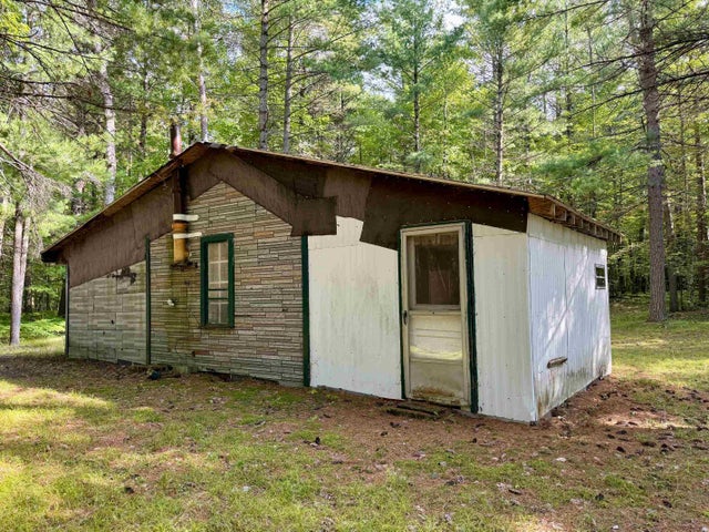 6194 N Pine River, Dover township