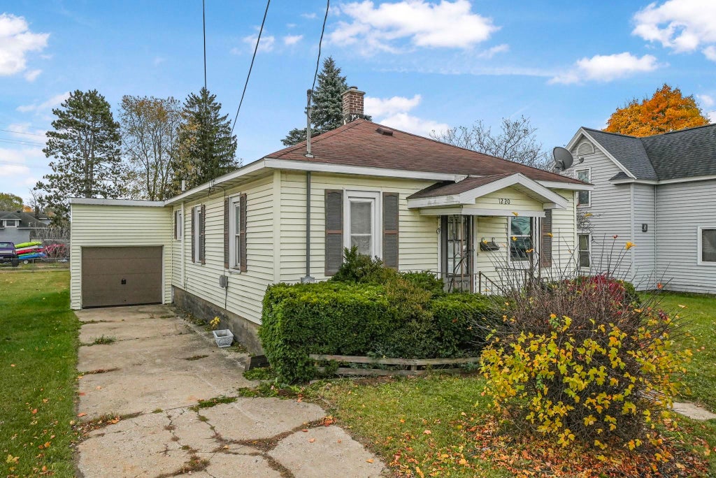 1220 Burlingame, Cadillac city