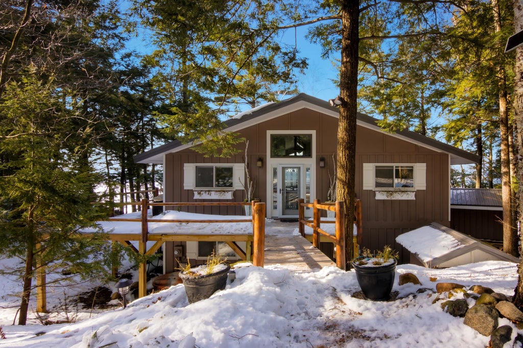 4319 Michigan, Torch Lake township