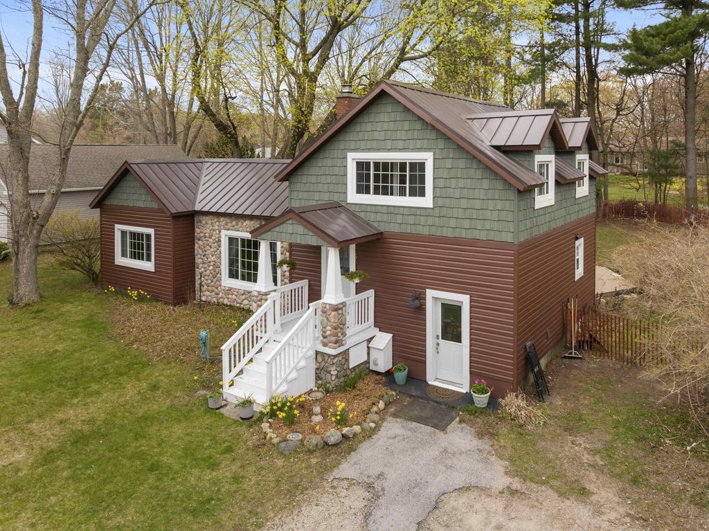 657 Crystal, Crystal Lake township