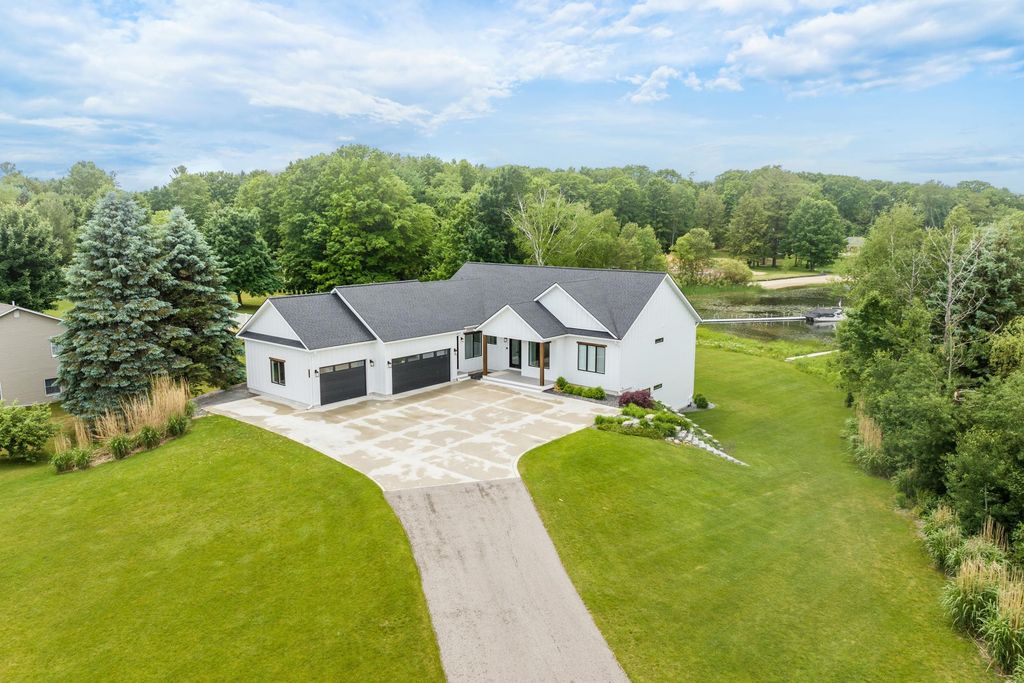 504 S East Silver Lake, Blair township