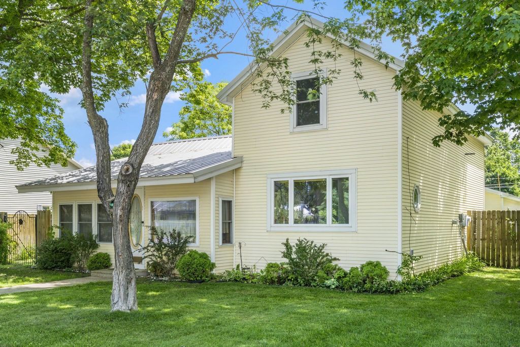 411 S Walnut St, Kalkaska