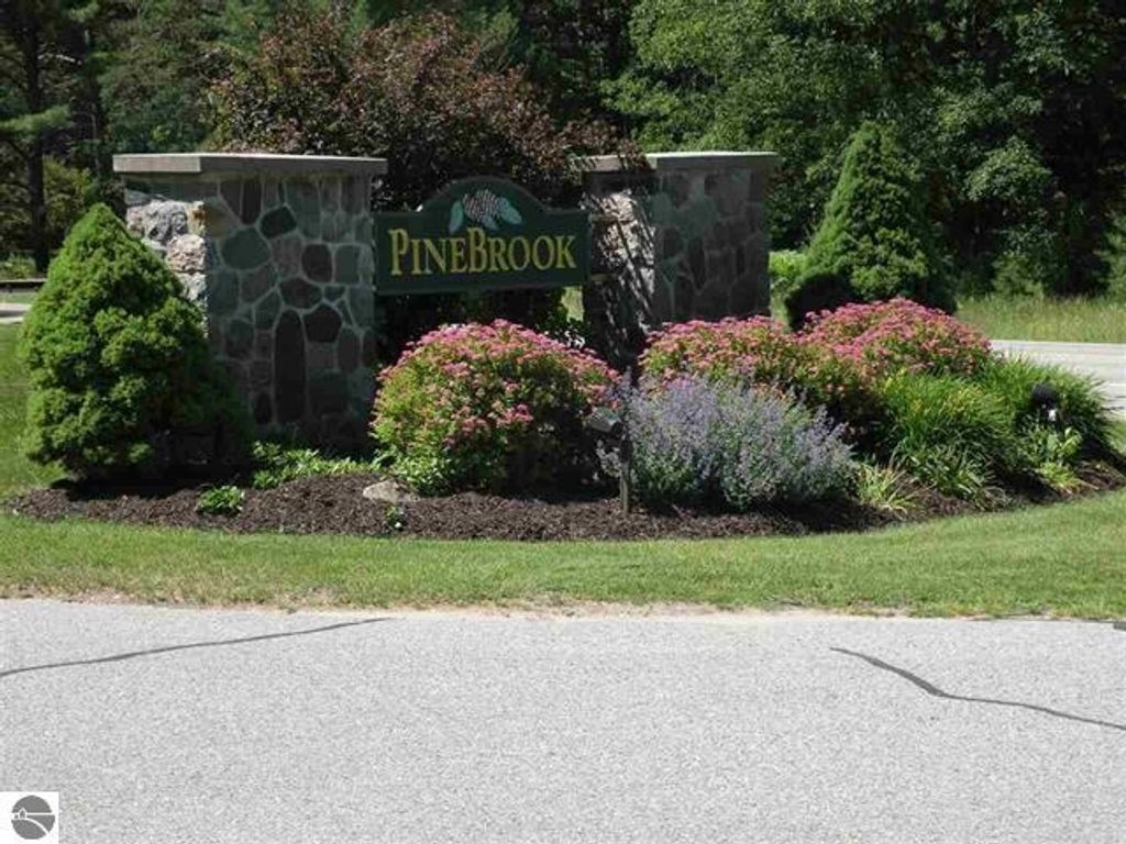 6865 Pinebrook, Bellaire
