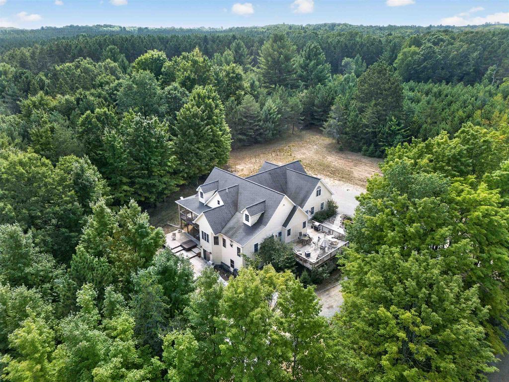 3855 Pulver Woods Dr, Whitewater township