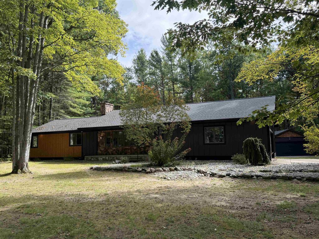 10852 Ne Black Bear, Kalkaska