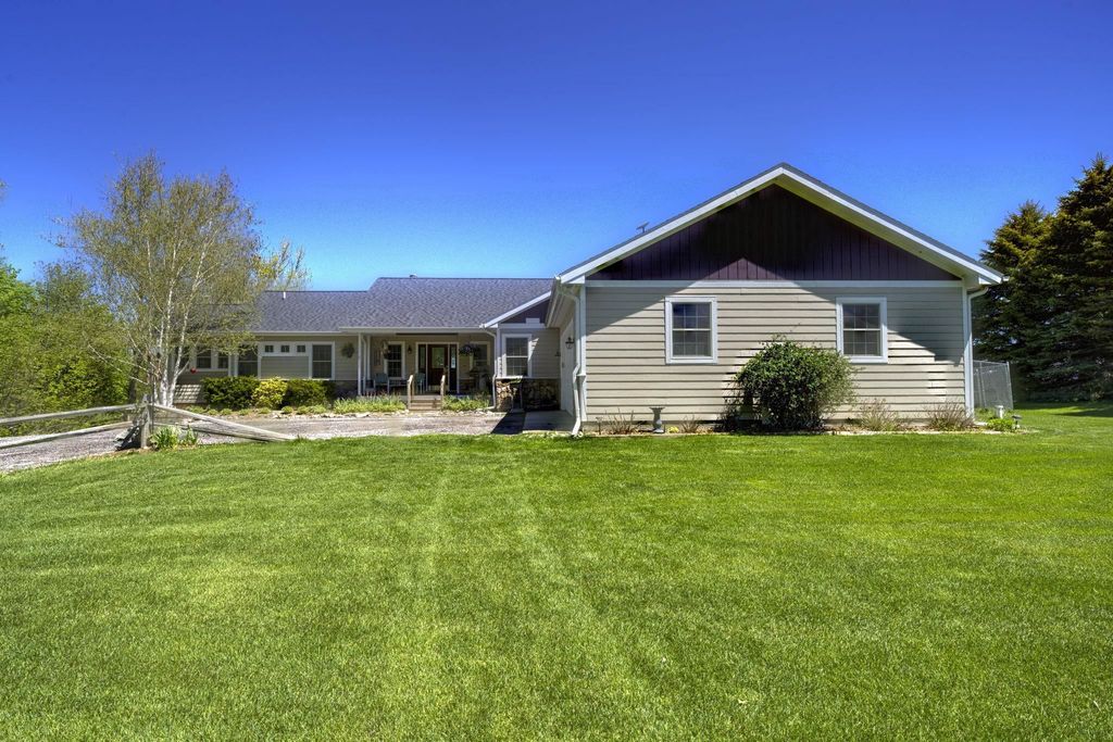 2567 N Evergreen Valley, Suttons Bay township