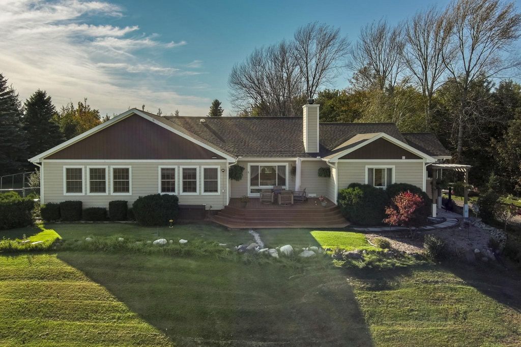 2567 N Evergreen Valley Dr, Suttons Bay
