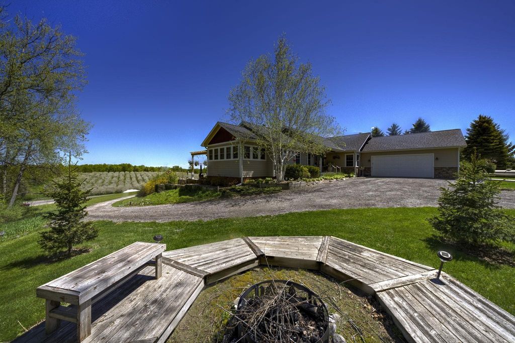 2567 N Evergreen Valley Dr, Suttons Bay