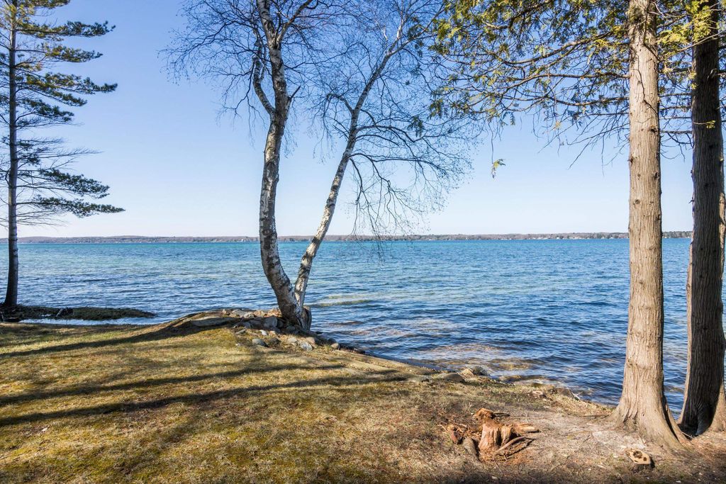 3037 Willow, Central Lake township
