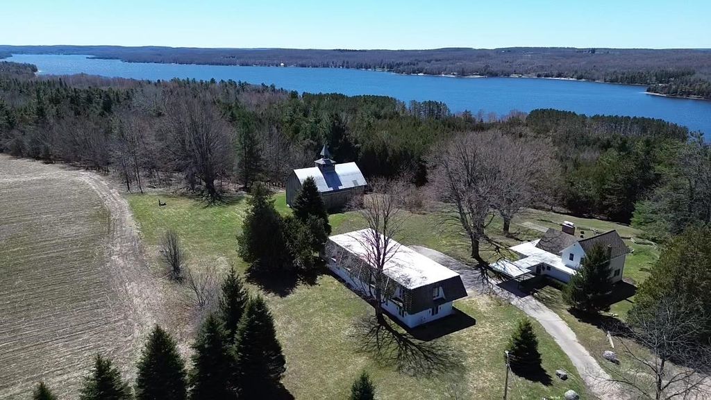 8952 Ridge Rd, Eveline township