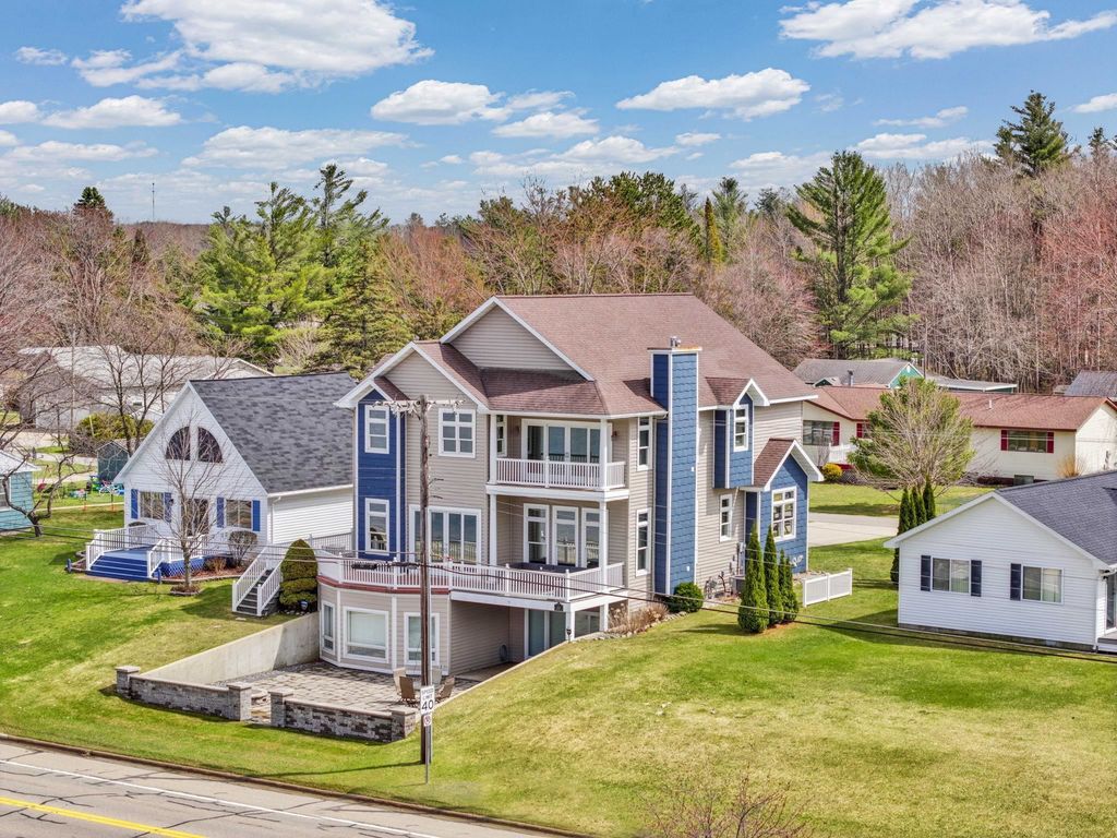 2121 Sunnyside Dr, Cadillac city