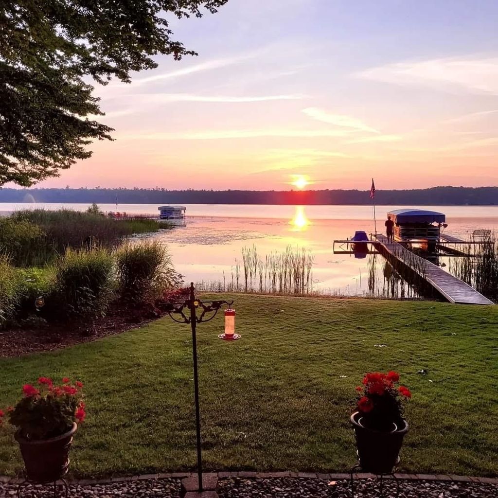 4923 Lakeview Dr, Interlochen