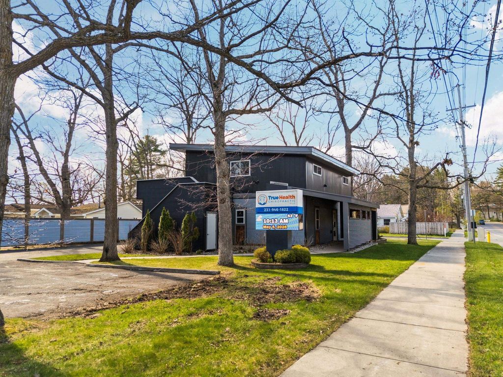 1323 S Cass St, Traverse City city