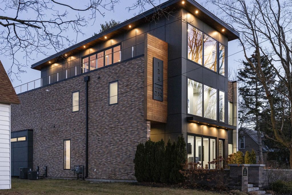 124 N Oak St, Traverse City city