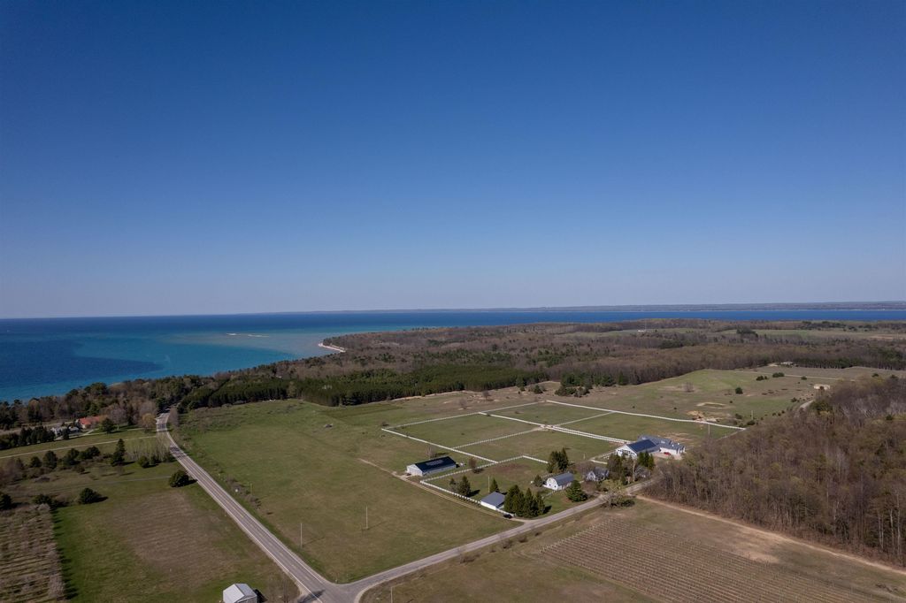 3619 Tompkins, Peninsula township