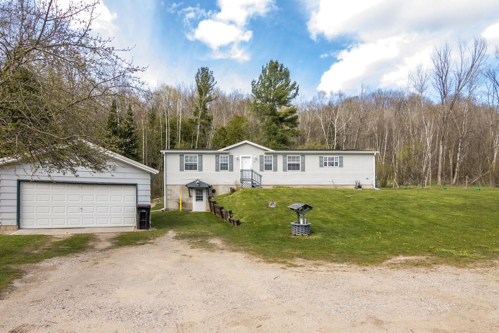 25 E River Rd, Traverse City
