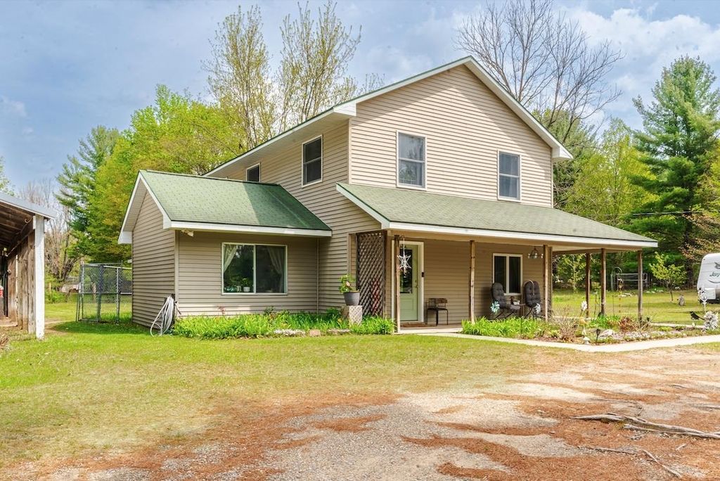 10942 Thiel, Long Lake township