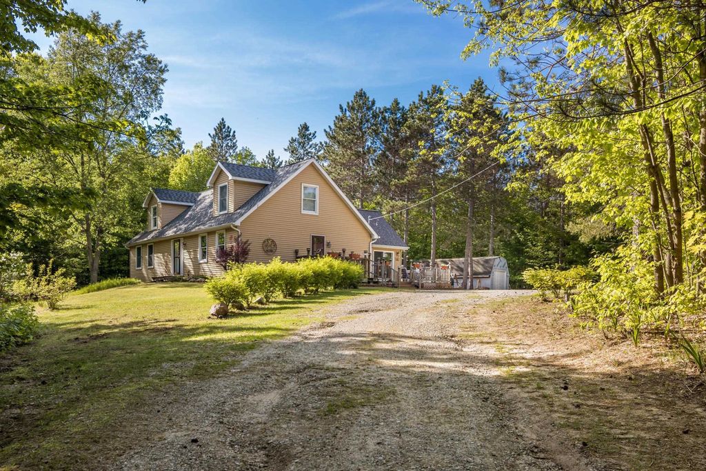 7488 Traverse Rd, Colfax township