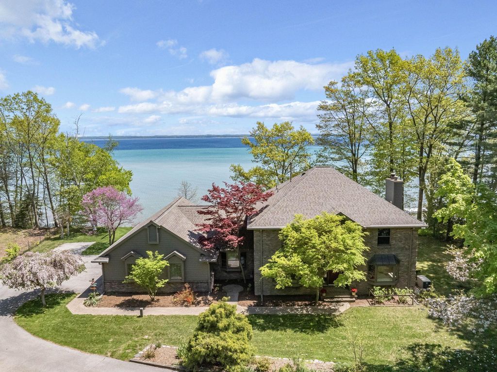 17744 Smokey Hollow, Peninsula township