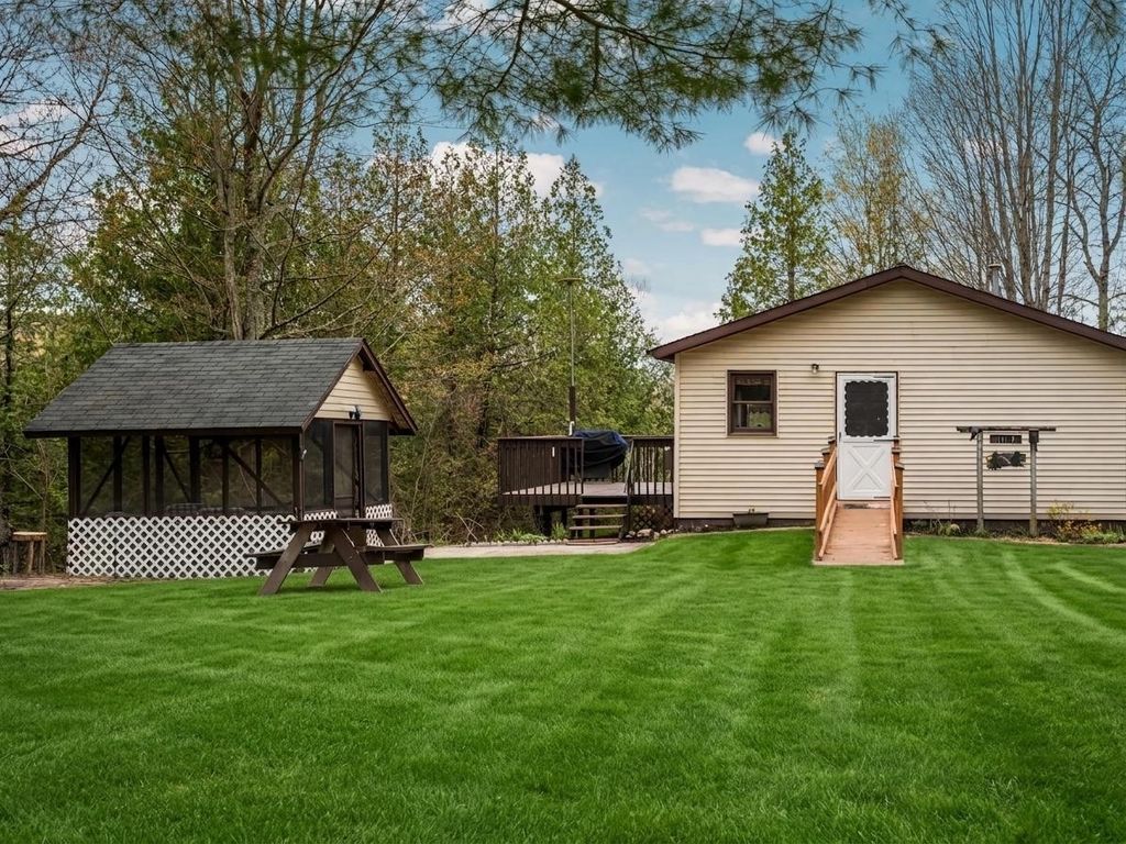 11012 N 31 Rd, Greenwood township